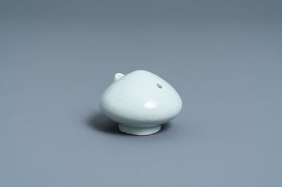 Un compte-gouttes en porcelaine de Corée céladon monochrome, 20ème