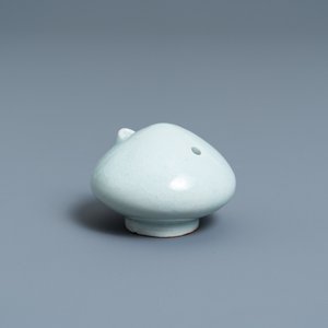 Un compte-gouttes en porcelaine de Corée céladon monochrome, 20ème — photo 1