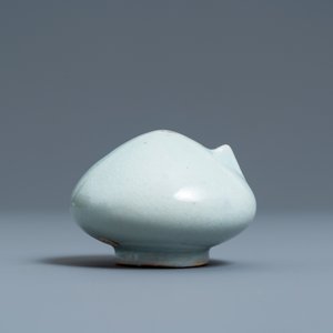 Un compte-gouttes en porcelaine de Corée céladon monochrome, 20ème — photo 4