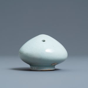 Un compte-gouttes en porcelaine de Corée céladon monochrome, 20ème — photo 5