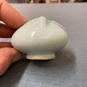 Un compte-gouttes en porcelaine de Corée céladon monochrome, 20ème — photo 9