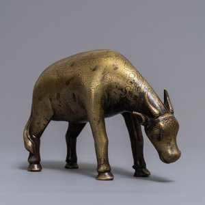 Un compte-gouttes ou aquamanile en cuivre gravé en forme de zébu, Empire moghol, Inde, 17/18ème — photo 1