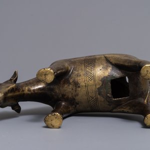 Un compte-gouttes ou aquamanile en cuivre gravé en forme de zébu, Empire moghol, Inde, 17/18ème — photo 7