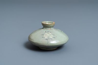 Un compte-gouttes ou flacon à huile en porcelaine de Corée céladon et engobe, probablement Goryeo, 14/15ème