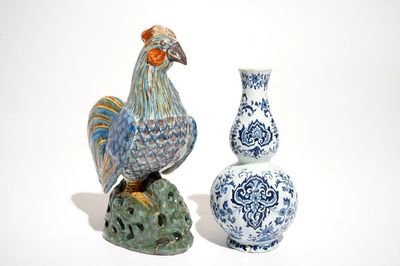 Un coq en faïence polychrome et un vase en bleu et blanc, Dèsvres, France, 19ème