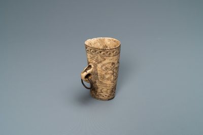 Un corps de poire à poudre en bois de cerf à décor gravé de 'Diane chasseresse', 17ème