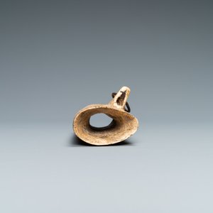 Un corps de poire à poudre en bois de cerf à décor gravé de 'Diane chasseresse', 17ème — photo 6