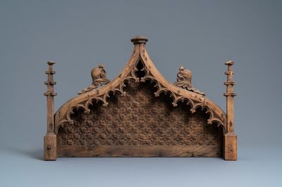 Un couronnement de chaire ou baldaquin en forme d’arcature avec pinacles et crochets en chêne sculpté, France, 15ème