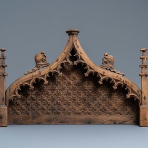 Un couronnement de chaire ou baldaquin en forme d’arcature avec pinacles et crochets en chêne sculpté, France, 15ème — photo 1