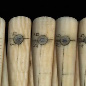 Un couteau avec manche en ivoire représentant la vertu théologale de la Foi et un petit mètre de couturier en ivoire gravé, 17/18ème et 19ème — photo 11
