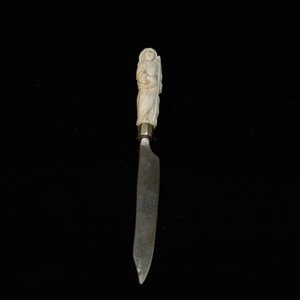 Un couteau avec manche en ivoire représentant la vertu théologale de la Foi et un petit mètre de couturier en ivoire gravé, 17/18ème et 19ème — photo 3