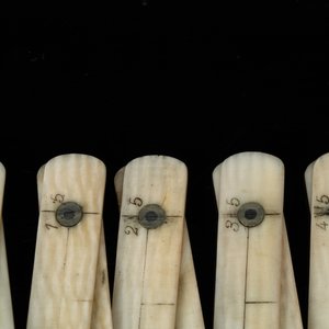 Un couteau avec manche en ivoire représentant la vertu théologale de la Foi et un petit mètre de couturier en ivoire gravé, 17/18ème et 19ème — photo 10