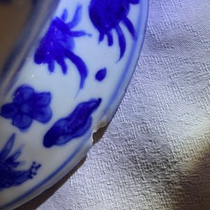 Un crachoir de type zha dou en porcelaine de Chine en bleu et blanc, Ming — photo 10