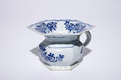 Un crâchoir en faïence de Delft bleu et blanc, 18ème