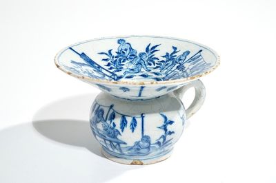 Un crachoir en faïence de Delft bleu et blanc à décor aux scènes de la récolte de tabac, 1ère moitié du 18ème