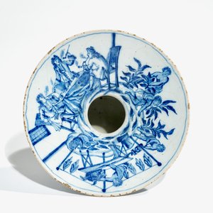 Un crachoir en faïence de Delft bleu et blanc à décor aux scènes de la récolte de tabac, 1ère moitié du 18ème — photo 2