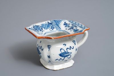 Un crachoir en faïence de Delft en bleu et blanc à décor chinoiserie, 18ème