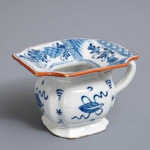 Un crachoir en faïence de Delft en bleu et blanc à décor chinoiserie, 18ème — photo 1