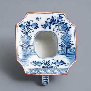 Un crachoir en faïence de Delft en bleu et blanc à décor chinoiserie, 18ème — photo 6