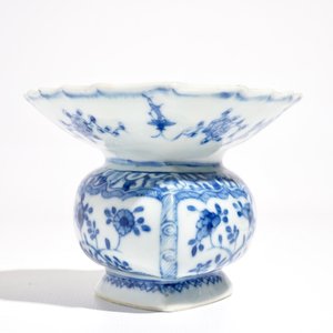 Un crachoir en forme de coeur en porcelaine de Chine bleu et blanc, Kangxi — photo 2