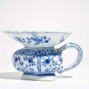 Un crachoir en forme de coeur en porcelaine de Chine bleu et blanc, Kangxi — photo 3
