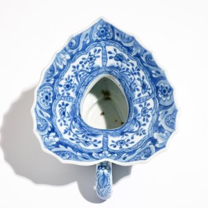 Un crachoir en forme de coeur en porcelaine de Chine bleu et blanc, Kangxi — photo 7