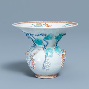 Un crachoir en porcelaine de Chine à décor en relief d'écureuils, Yongzheng — photo 1