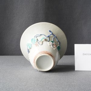 Un crachoir en porcelaine de Chine à décor en relief d'écureuils, Yongzheng — photo 11