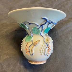 Un crachoir en porcelaine de Chine à décor en relief d'écureuils, Yongzheng — photo 12