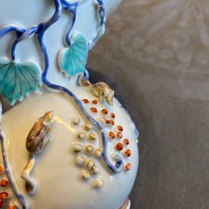 Un crachoir en porcelaine de Chine à décor en relief d'écureuils, Yongzheng — photo 17