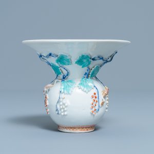 Un crachoir en porcelaine de Chine à décor en relief d'écureuils, Yongzheng — photo 3