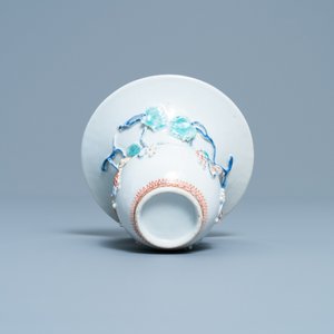 Un crachoir en porcelaine de Chine à décor en relief d'écureuils, Yongzheng — photo 7