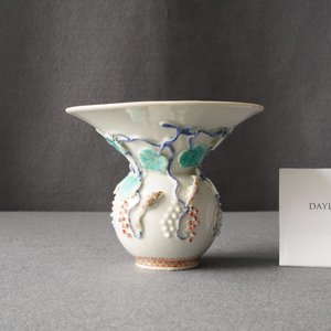 Un crachoir en porcelaine de Chine à décor en relief d'écureuils, Yongzheng — photo 8