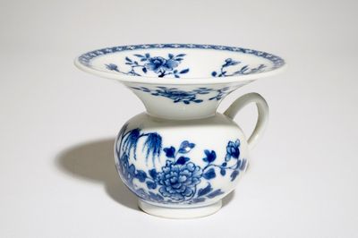 Un crachoir en porcelaine de Chine bleu et blanc à décor floral, Qianlong