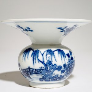 Un crachoir en porcelaine de Chine bleu et blanc à décor floral, Qianlong — photo 5