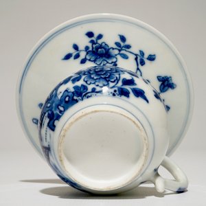 Un crachoir en porcelaine de Chine bleu et blanc à décor floral, Qianlong — photo 7