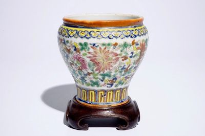 Un crachoir en porcelaine de Chine famille rose Peranakan ou Nyonya, 19ème