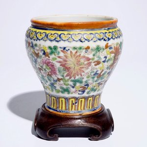 Un crachoir en porcelaine de Chine famille rose Peranakan ou Nyonya, 19ème — photo 1