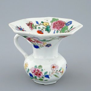 Un crachoir en porcelaine de Chine famille rose, Yongzheng/Qianlong — photo 1