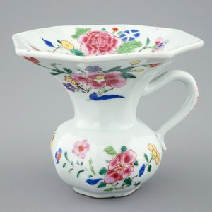 Un crachoir en porcelaine de Chine famille rose, Yongzheng/Qianlong — photo 1