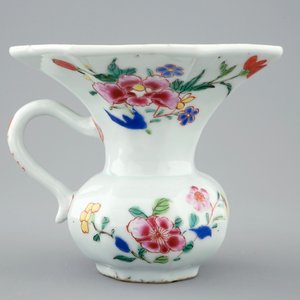 Un crachoir en porcelaine de Chine famille rose, Yongzheng/Qianlong — photo 4