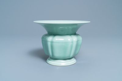 Un crachoir ou 'zhadou' en porcelaine de Chine céladon monochrome, marque de Yongzheng, République