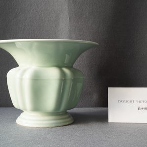 Un crachoir ou 'zhadou' en porcelaine de Chine céladon monochrome, marque de Yongzheng, République — photo 16