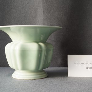 Un crachoir ou 'zhadou' en porcelaine de Chine céladon monochrome, marque de Yongzheng, République — photo 17