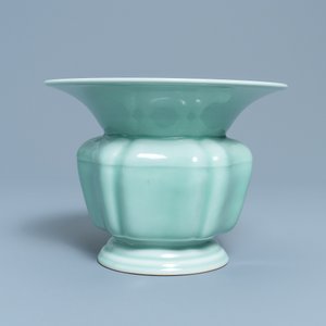 Un crachoir ou 'zhadou' en porcelaine de Chine céladon monochrome, marque de Yongzheng, République — photo 3