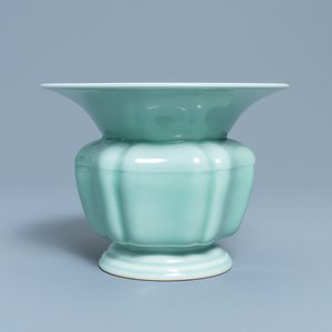 Un crachoir ou 'zhadou' en porcelaine de Chine céladon monochrome, marque de Yongzheng, République — photo 4