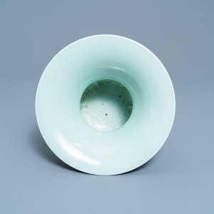 Un crachoir ou 'zhadou' en porcelaine de Chine céladon monochrome, marque de Yongzheng, République — photo 6