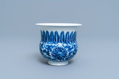 Un crachoir ou 'zhadou' en porcelaine de Chine en bleu et blanc, Kangxi