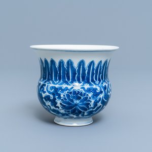 Un crachoir ou 'zhadou' en porcelaine de Chine en bleu et blanc, Kangxi — photo 1