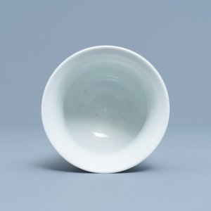 Un crachoir ou 'zhadou' en porcelaine de Chine en bleu et blanc, Kangxi — photo 6